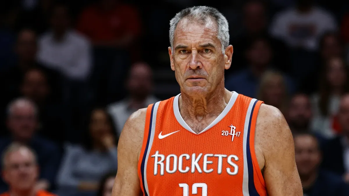 Houston Rockets fans voted for Mike D'Antoni as the better coach, defeating Rick Adelman by a wide margin, with 65 wins...