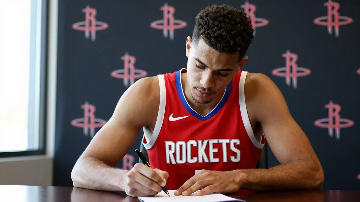 Houston Rockets guard Aaron Holiday signs with Maxima Roma in Italy after 8 NBA seasons